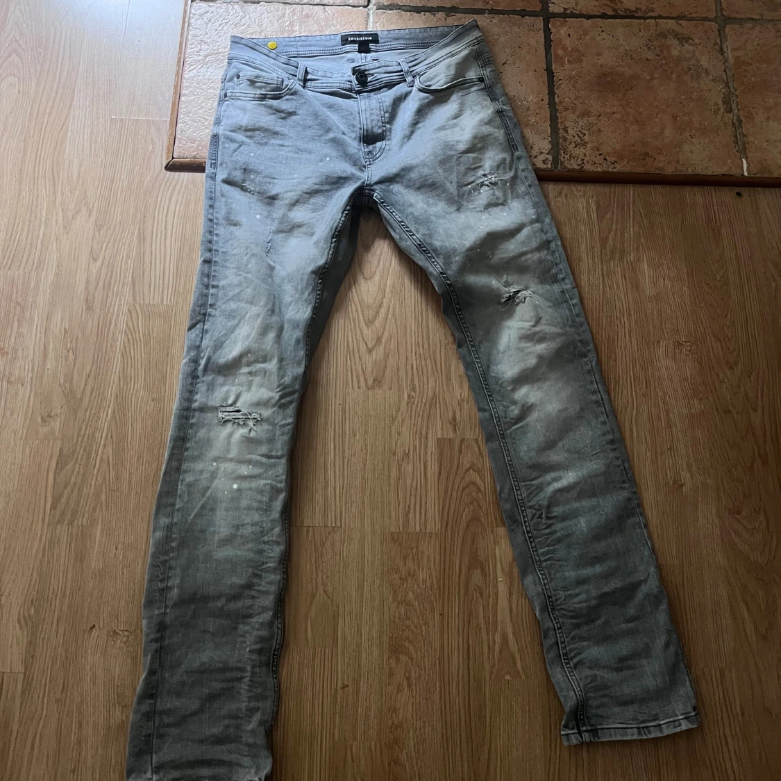 Gråa jeans med slitningar - 2
