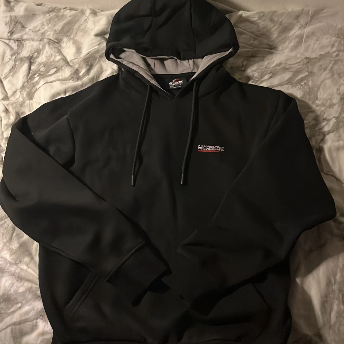Svart hoodie från McKenzie XS
