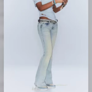 Ljusblå bootcut jeans från Weekday - Säljer dessa såååå fina jeans från weekday. De är helt oanvända. kvitto finns och alla lappar är kvar❤️ slutsålda på hemsidan!