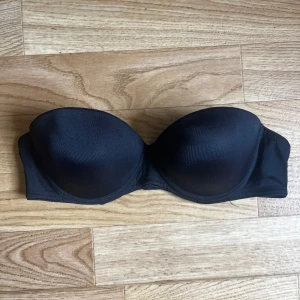 Svart bandeau bh från KappAhl - Svart bandeau bh från KappAhl Body Zone. Mjuk och slät yta med vadderade kupor. Sitter på plats utan axelband. 🩷