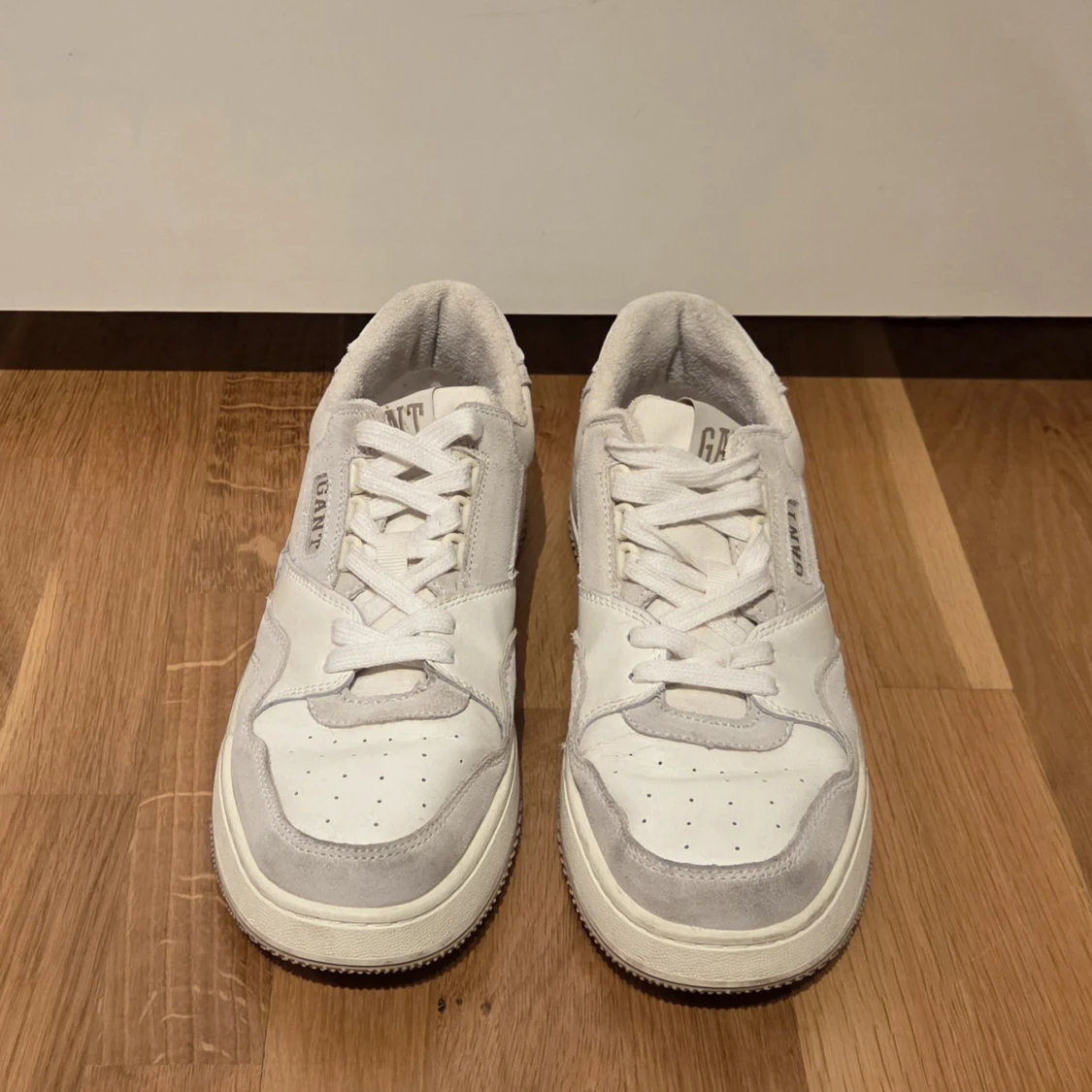 Vita sneakers från Gant i skinn och mocka