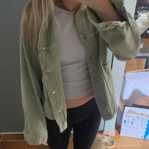Zara jeans jacka - Säljer min zara jeans jacka då jag inte fått så mycket användning utav den! Inga defekter. Pris går att diskuteras! 💗💗og pris-379kr