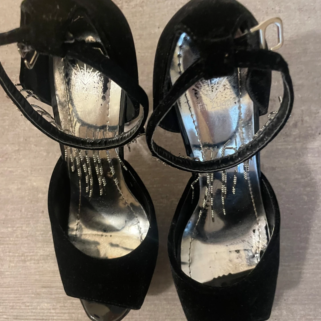 Svarta sammetsklackar med strassdetaljer