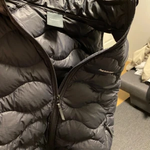 Peak Performance Vest - Tjena! Säljer denna då den är för liten. Storlek 170 men skulle säga att den passar mera till runt 175. Sparsamt använd och är i helt nyskick. Inge hål, märken, fläckar mm. 1300kr nypris.Bara att höra av sig vid frågor!
