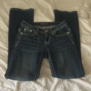 Miss me jeans - Super snygga miss me jeans i nytt skick! De har snygga bakfickor och många fina detaljer. Nypris 1990kr. Storlek 25 och passar mig perfekt som är 173cm 🥰skriv för fler bilder!! 