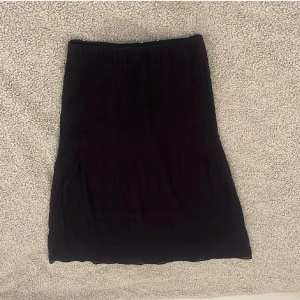 Svart långkjol - Svart långkjol från KappAhl i storlek XS. Kjolen har en ribbad struktur som ger en snygg och modern look. Perfekt att matcha med en enkel topp eller stickad tröja🤩