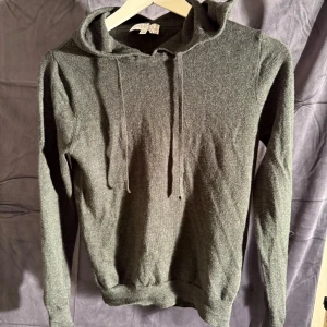 Hoodie ahlqvist Clothing - Tjena! Säljer nu denna Ahlqvist colthibg Hoodin i strl xxs, passar 158-160 ish! Den är i ett bra skick 8/10! Om ni undrar något är det bara att höra av sig!😀
