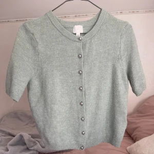 Tröja - Gullig stickad tröja/kofta från H&M 💚Storlek M,, hör av er för fler bilder eller frågor!!
