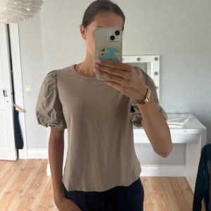 Superfin hösttopp!! 💗 - Hejj, säljer nu denna supersnygga sommartoppen med puffärmar från hm pga den tyvärr inte längre kommer till användning!! 💗 Den är i superbra skick, endast använd ett fåtal gånger och har inga defekter!! Den är i storlek L men passar mig perfekt som brukar ha storlek small så skulle säga att den mer sitter som en S/M!! ❤️ Kontakta gärna vid fler funderingar eller bilder!! Pris går att diskutera!! 💗💗 Perfekt nu till sommaren eller hösten 💗