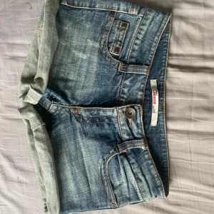 Blå jeansshorts - Snygga blå lågmidjade jeansshorts