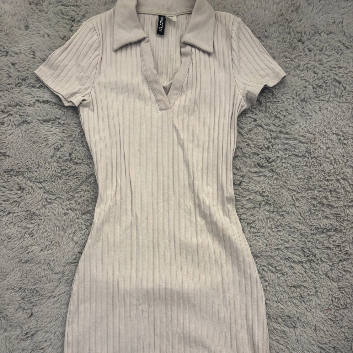 Beige ribbad kortklänning med krage - 1