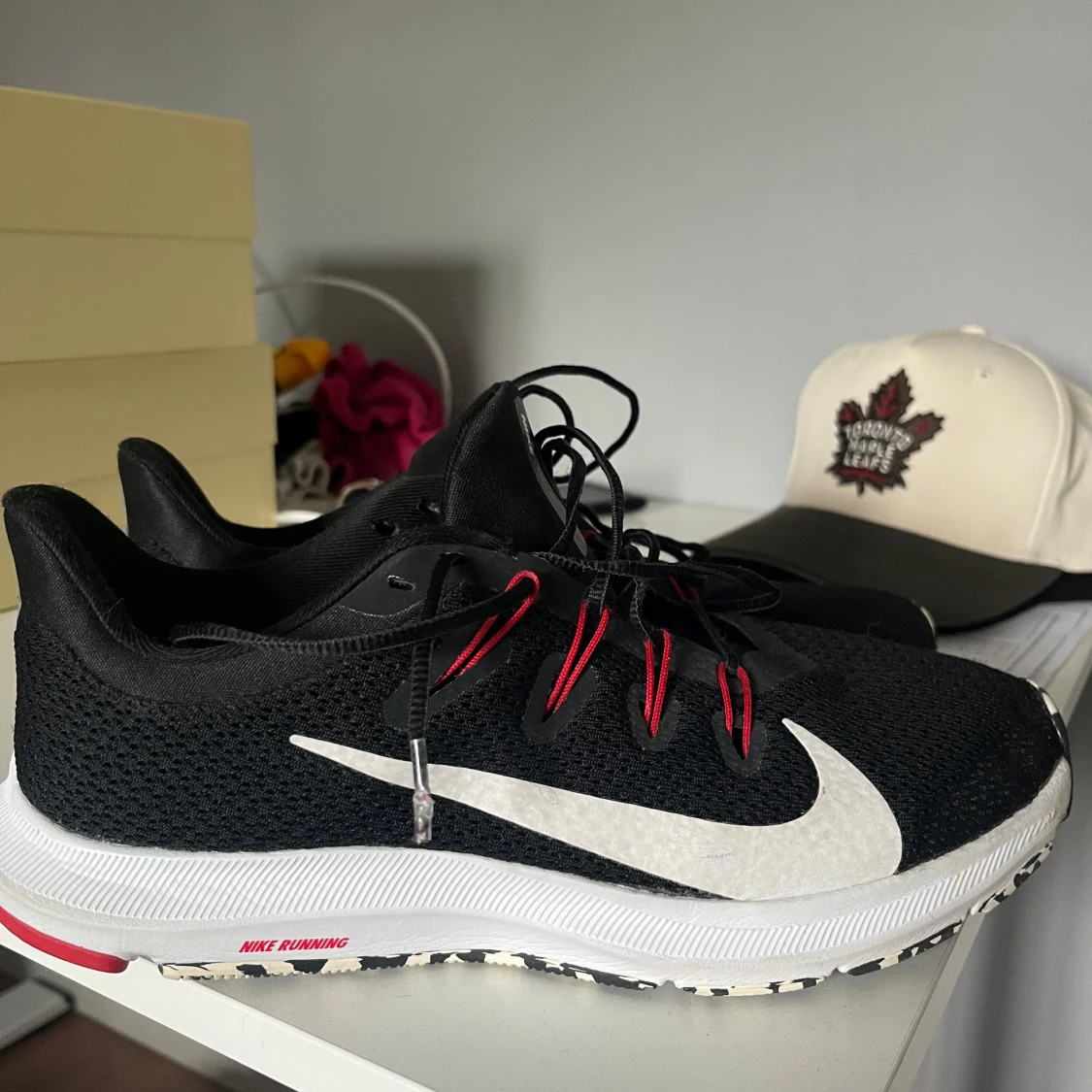 Svarta Nike löparskor med röd detalj - 1