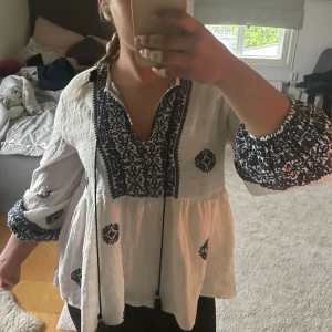 Bohemisk blus från Zara - Superfin blus från Zara, lite mer bohemisk. Använd max 3 gånger tyvärr och säljer därav, passar både s och m!