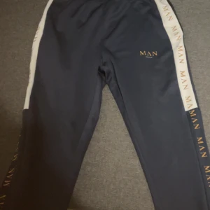 Blå mjukisbyxor från BoohooMAN - Mörkblå mjukisbyxor från BoohooMAN, har använt de några gånger och de säljs inte längre