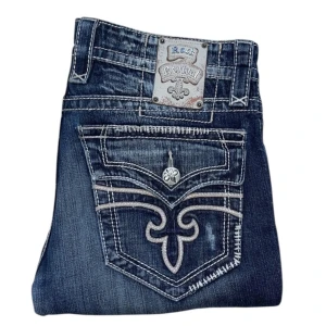Rock Revival jeans - Rock Revival jeans Straight fit. W33 [Ytterbenslängd 112cm] [Innerbenslängd 87cm] [Midja 45cm] [Benöppning 23cm]