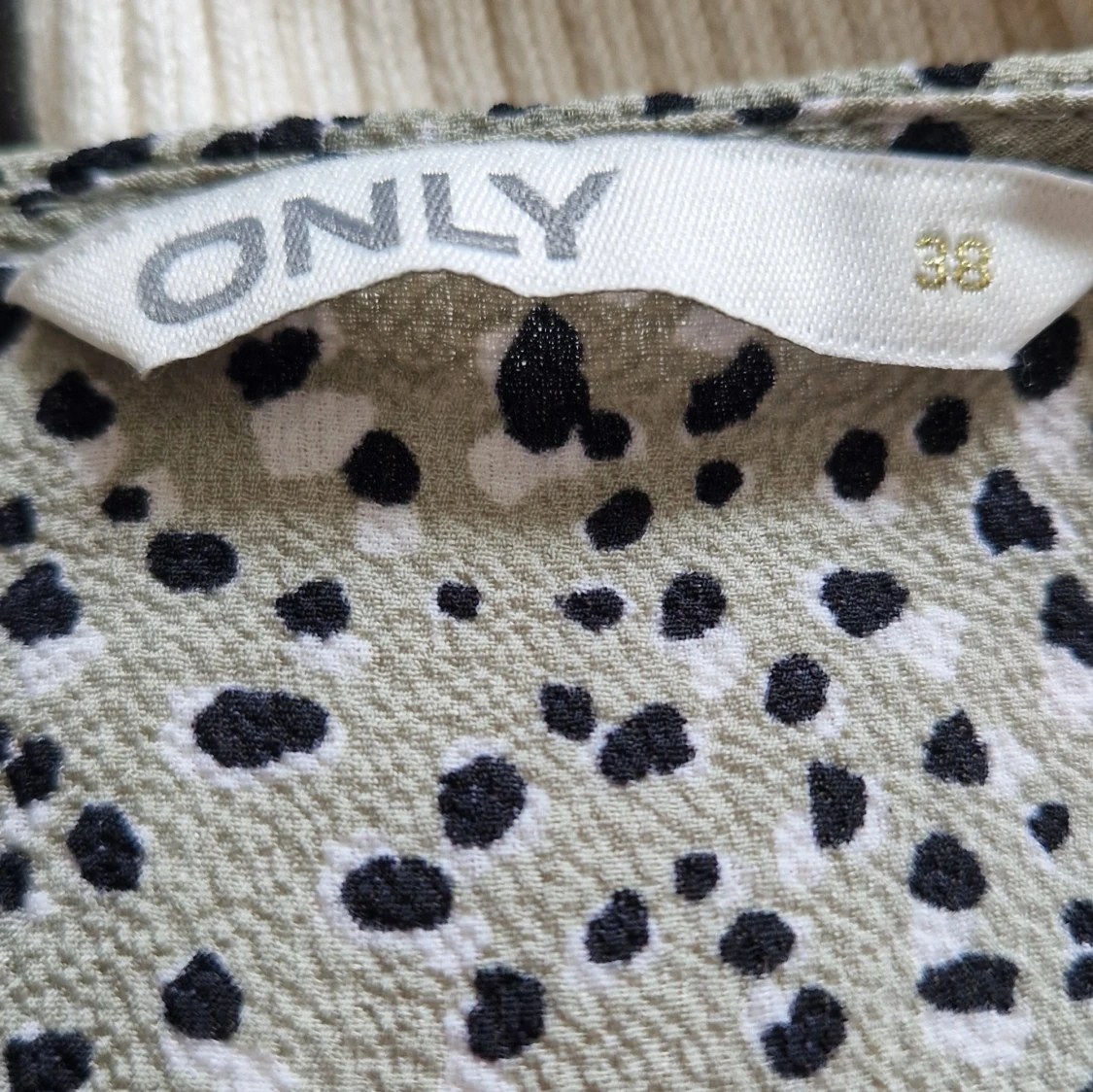 Prickig omlottklänning från ONLY - 3