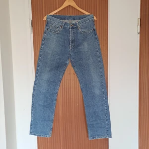 Blå jeans från MC Gordon classic fit - Klassiska blå jeans från MC Gordon i rak modell med fem fickor och normal passform. Tillverkade i 100% bomull, ring spun denim. Snyggt tidlöst snitt och ljusblå tvätt, perfekta till vardagslooken.