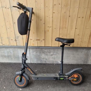 El Scooter - En väldigt fräsch och snabb elscooter. Endast 1 månad gammal, kvitto finns. Väldigt bra batteri där den håller 40km och har en maxhastighet på 33 km/h.