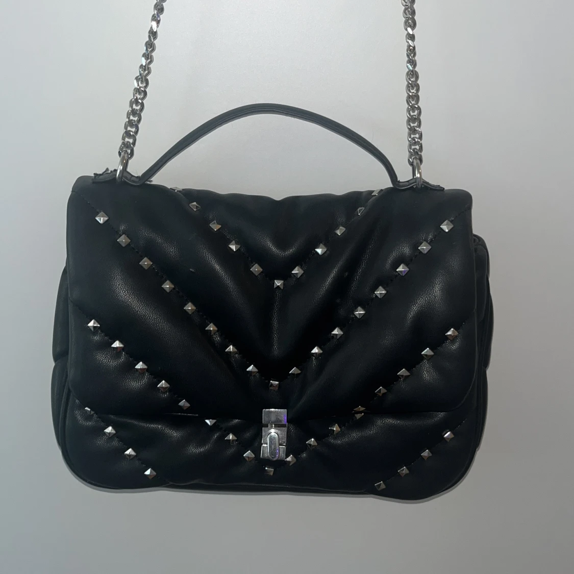 Svart axelväska med nitar från Zara  - 2