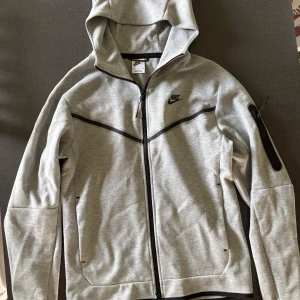 Grå Nike tech fleece - Grå Nike tech fleece helt oanvänd