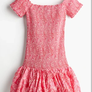 ⚠️ söker hm smockad off shoulder klänning - Söker denna från h&m, betalar inte mer än 400kr!!💗 storlek S eller M