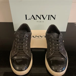 Lanvin Skor - Snygga Lanvin Skor i Grå! De är EU 42-43 UK 8. De är i ett fint skick och har få tecken på användning. 2499kr (nypris: 4500kr). Kan fraktas via Postnord / Instabox samma dag. Hör av dig vid frågor eller funderingar😊