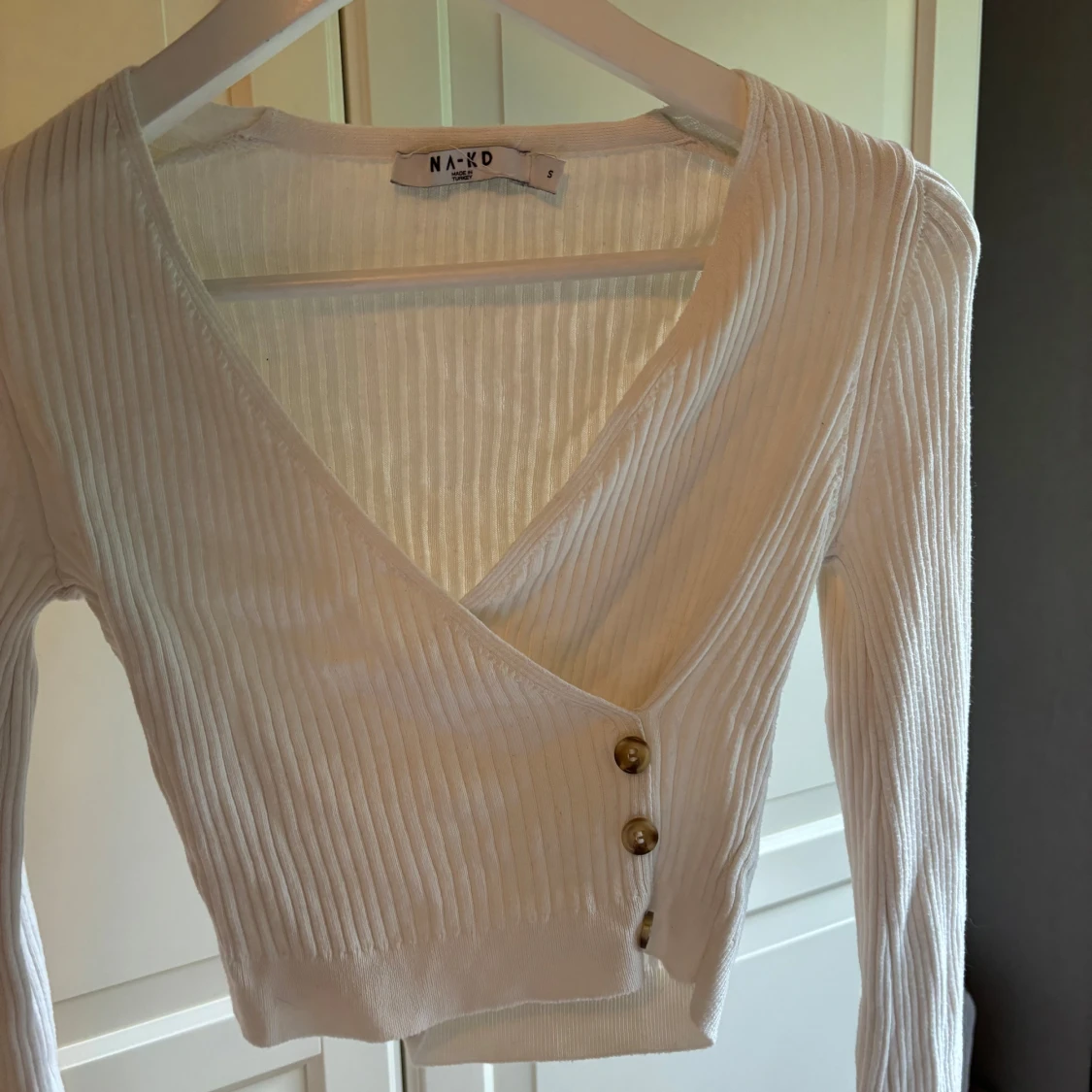 Vit ribbad omlottkofta från NA-KD