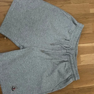 Moncler shorts  - Använda 2 gånger är i perfekt skick. Fick i present vet ej om äkta men qr kod fungerar. Därför har lag relativt lågt pris. Storlek L passar också M. Skriv om funderingar😊