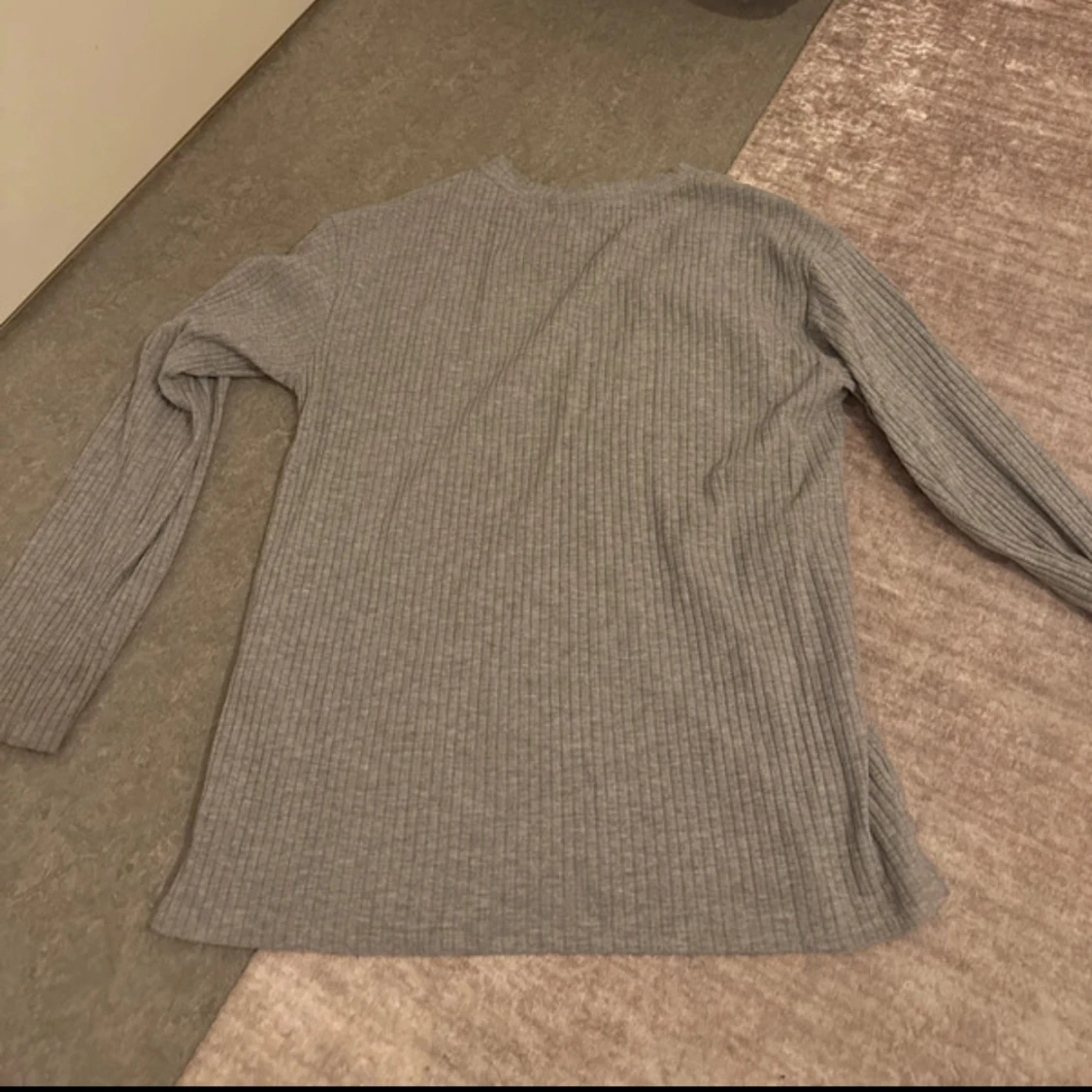 Grå ribbad långärmad tröja - 1