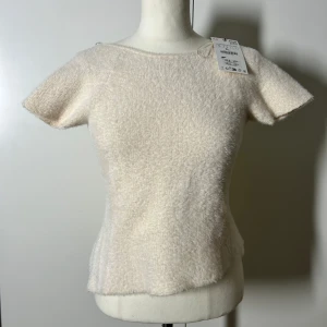 Fluffig stickad tröja med öppen rygg och knyt zara - Helt ny från zara. Nypris låg på ca 350kr. Köp sker via köp nu, jag postar inom 24h. Kvar tills markerad såld 