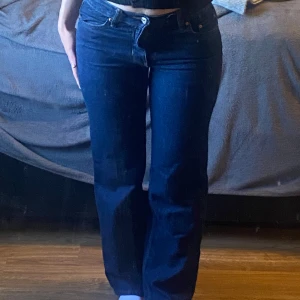 Mörkblå jeans från gina - Perfect Jeans - Snygga mörkblå Perfect Jeans från gina De har en rak passform och är tillverkade i ett robust denimtyg. Perfekta för en stilren look. Straight jeans ? Strl 34🤗😇😽🙌🏼🤙🏽 så snygg tvätt!!