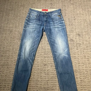 Replay anbass jeans  - Säljer ett  par replay anbass jeans som knappt är använda för att dom är lite stora för mig 