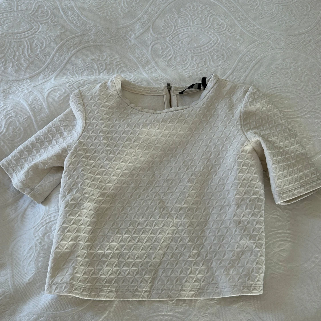 Vit croppad topp med dragkedja - 1