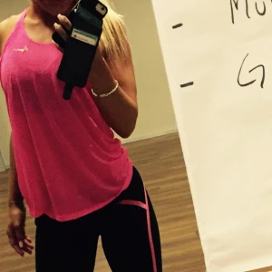 Rosa träningslinne från Nike - Snygg och sportig rosa träningslinne från Nike, perfekt för träning. Toppen har en lös passform och ärmlös design. Tillverkad i ett lätt och andningsbart material.🩷