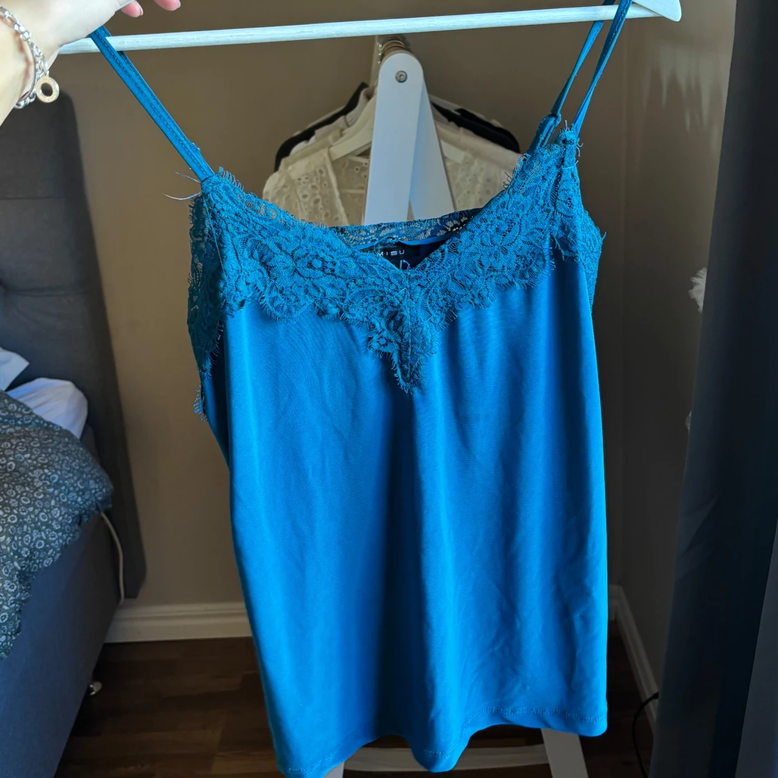 Blå linnetopp med spetsdetaljer