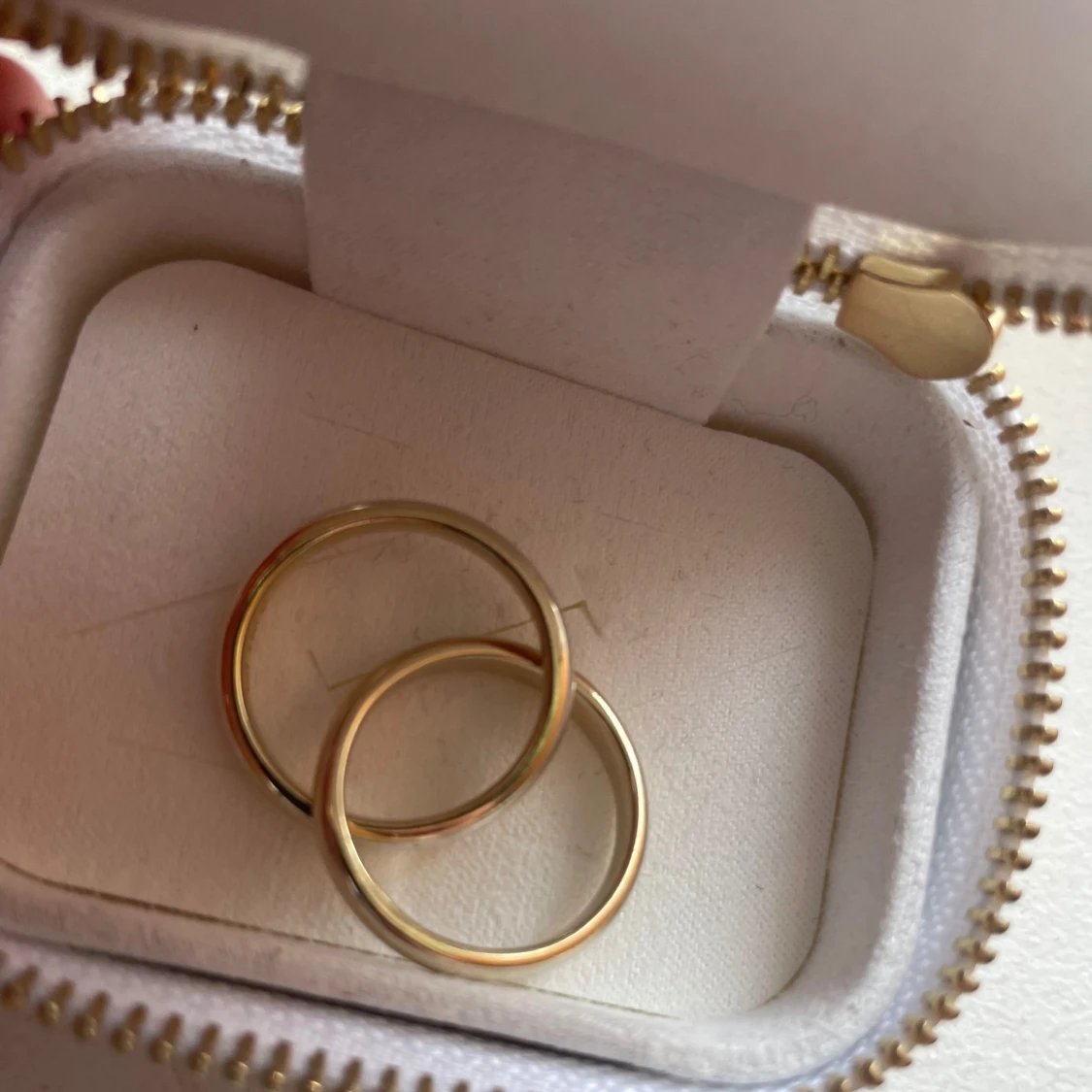 Två guldringar som sitter ihop från ANI - 2