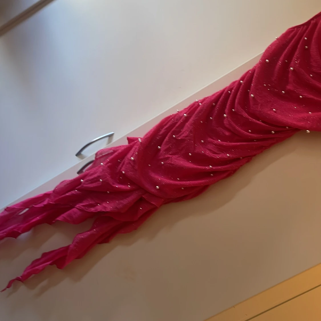 Rosa klänning med pärlor