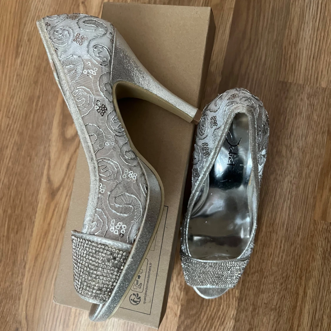 Silvriga pumps med broderad design