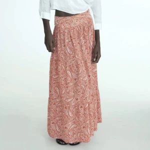 Långkjol från zara - Jättefin och trendig långkjol från zara. Köpte den på Plick och säljer för att den tyvvär är för stor för mig. Den är i bra skick, skriv om du vill ha mer bilder eller om du har några frågor. 