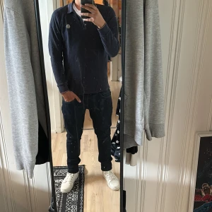Långärmad Moncler piké  - Säljer nu min mörk blåa Moncler piké, då jag tycker den sitter för litet. Tröjan är i storlek s. Vid minsta fråga är det bara att skriva.
