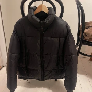 Svart pufferjacka - Säljer en svart pufferjacka från weekday i storlek S. Använd men i fint skick. Kan skickas eller mötas upp i Lund eller Göteborg.