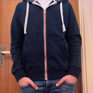 Pier One zip ny med prislapp - |En riktigt fet zip från Pier one| Modellen är 176cm| Helt ny oanvänd med prislapp se bild 2|