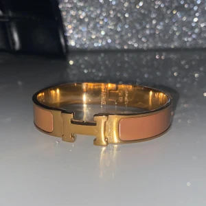 Guldarmband med H-detalj - Elegant guldarmband med en distinkt H-detalj i mitten. Använd fåtal gånger och är i mycket bra skick, låset är dock lite löst💞 kontakta för mer info!🥰