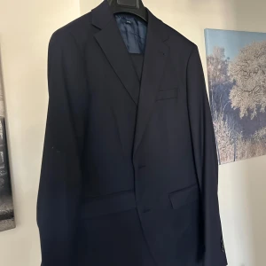 Mörkblå bal kostym från brothers - Tja, säljer nu min Gammla bal kostym som samlat dam bara, kostymen är endast använd 1 gång å det var på balen i slutet av 9an. Storlek 48 på byxorna vilket e ”normal” stort när det kommer till kostym byxor, kavajen har tyvärr ingen storlek på sig men jag använde den ihop med skjortan som e en storlek s så skulle tippa på att kavajen också är s. Kostymen e från brothers och är modellen riley. Jag var 170 lång å var ”normal” byggd när jag hade den. En kostymväska fås med. 