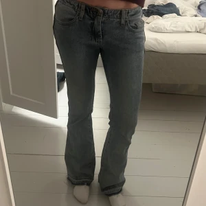 brandy melville jeans - jeans ifrån brandy melville, sjukt snygga och har ett liiiiitet hål nedanför rumpan som gör jeansen ännu coolare
