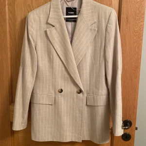 Sommar blazer - Säljer min fina blazer då den inte faller mig i smaken längre. Köpt för 699kr och säljs för 250kr. Matchande underdel finns☺️endast seriösa köpare tack