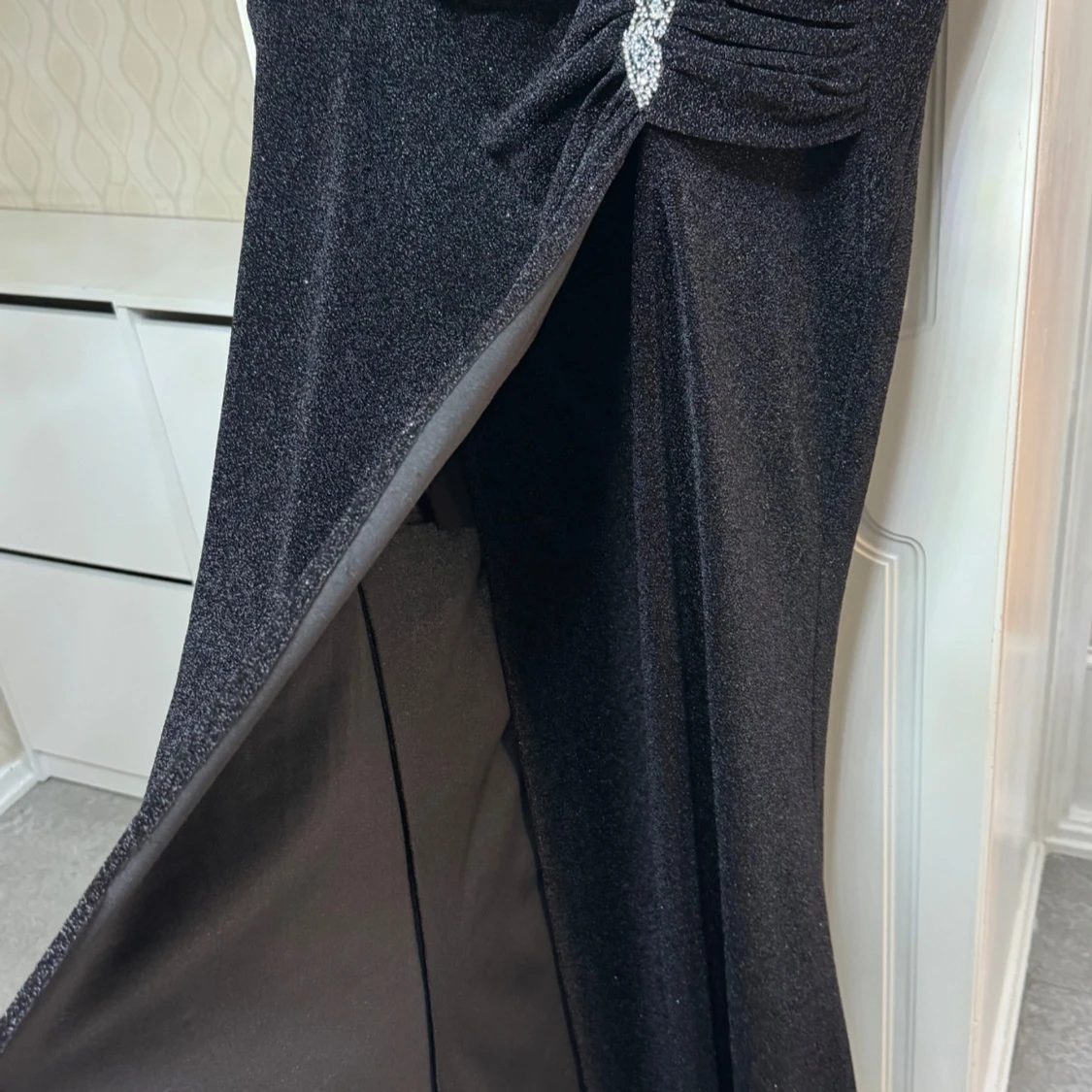 Svart glittrig långklänning med dekorativ detalj - 4