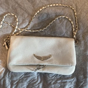 Vit zadig&voltaire väska - Säljer denna så snygga zadig väska! Köpte den på plick, den har märket inuti💋Använd men fortfarande i gott skick! färgen har gått av lite på kedjan men det är inget som syns på nära håll💞