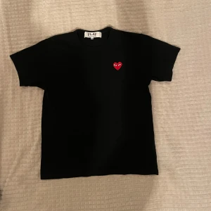 Comme de graçon.   St; S. Pris kan diskuteras  - Helt ny, den har inga defekter. Den tvättades en gång så blev den för liten för mig. Den är i M men passar bäst till S. Skriv till mig om mer bilder eller info behövs!