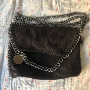 Svart väska liknande stella mccartney💖 - Svart väska som liknar stella mccartney väskorna💖 använd men väl omhändertagen! 